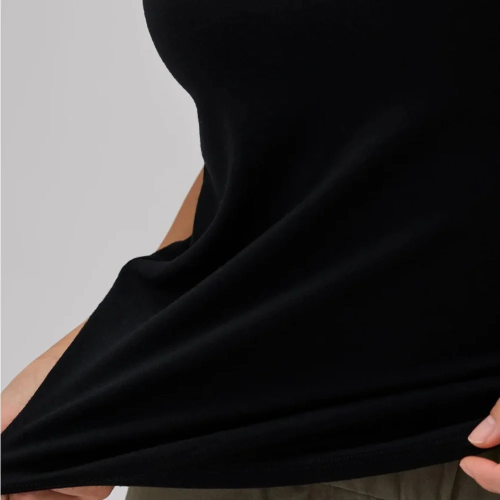 Women's Small Unbound Merino V‑Neck T‑Shirt Black - Picture 4 of 6